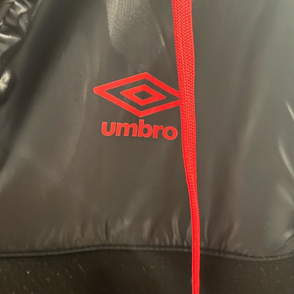 Boys Umbro Black with red accents Fits like a 14 - Picture 4 of 5
